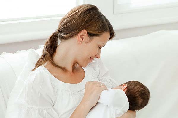 Cho bé bú từ từ, ở tư thế thoải mái