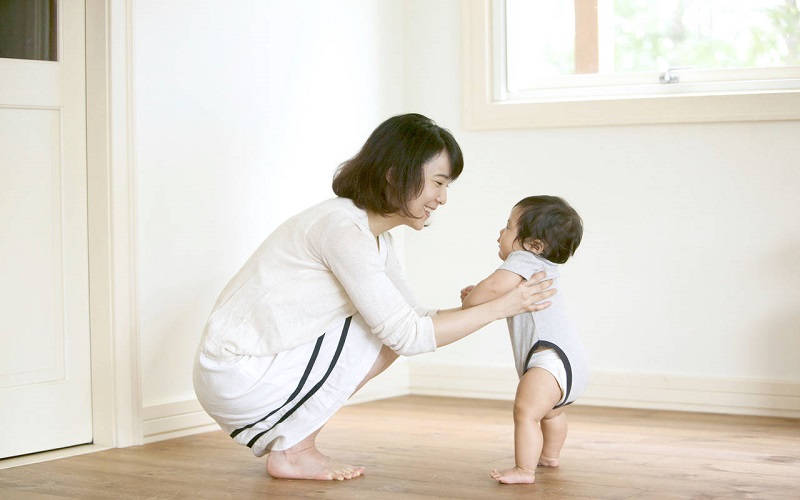 Cho bé tập các bài tập nhẹ nhàng như tập đi, tập đứng
