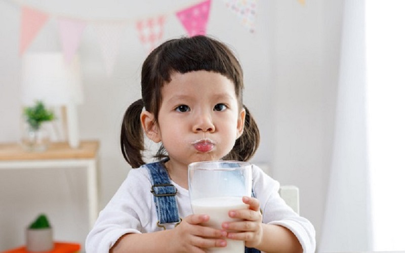 Trẻ trên 12 tháng tuổi uống được sữa tươi