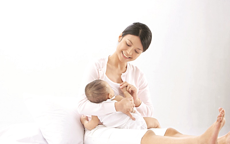Trẻ dưới 12 tháng tuổi cần bú sữa mẹ