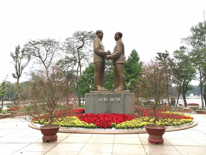 Tượng Hồ Chí Minh và Tôn Đức Thắng