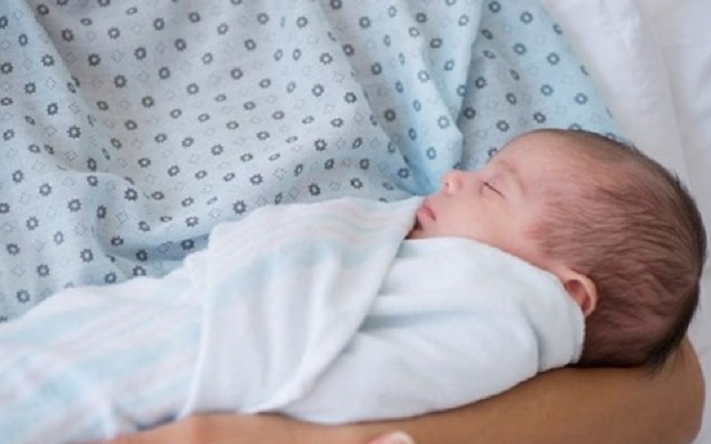 Lợi ích của việc quấn khăn cho bé sơ sinh khi ngủ