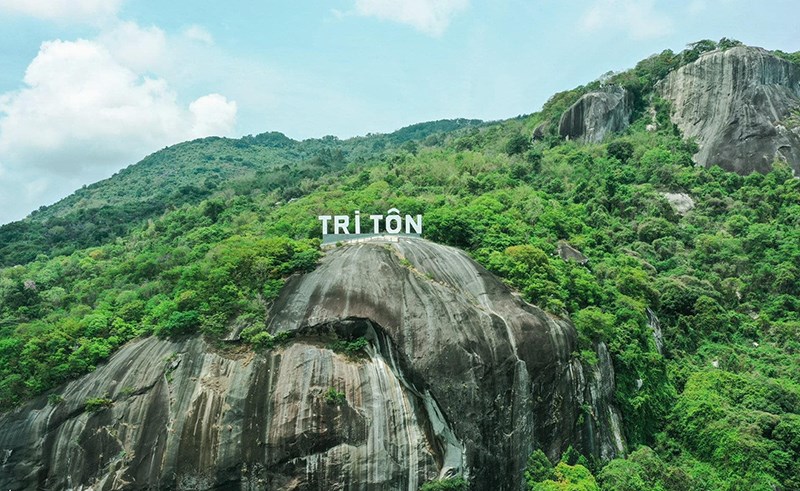 Biểu tượng "Tri Tôn" - Núi Cô Tô