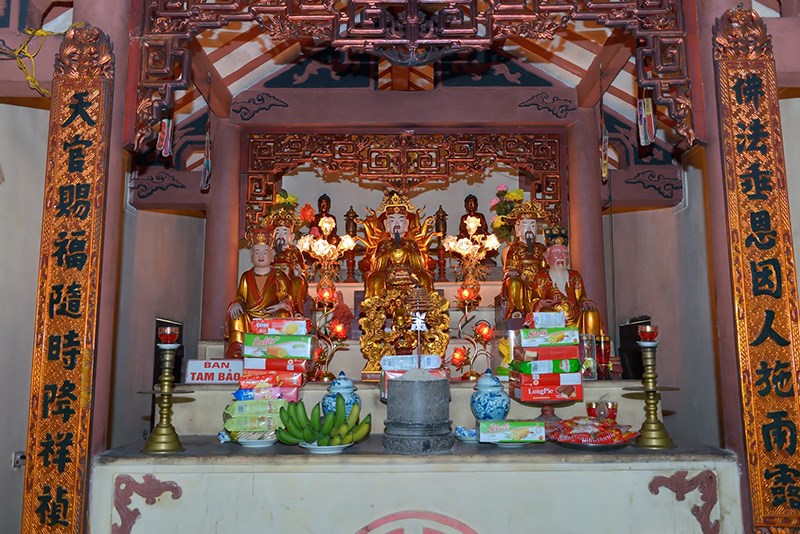 Bên trong chùa Bà Ngô