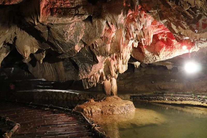 Bên trong động Tiên Cá