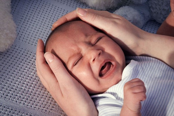 Thời gian cai sữa đêm thường trùng với giai đoạn bé trải qua nhiều thay đổi thể chất