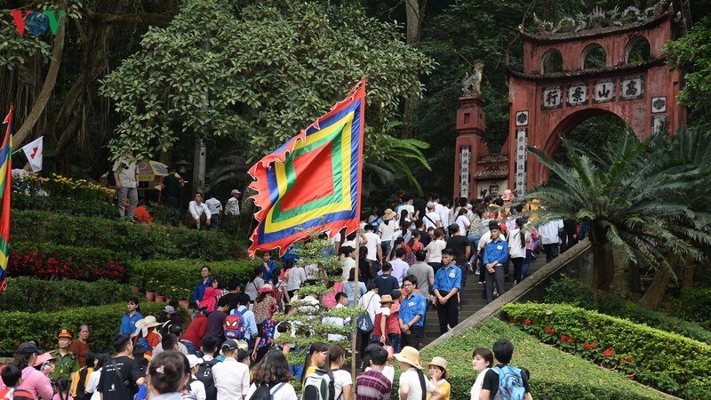 Hàng ngàn người xếp hàng để dâng hương Vua Hùng