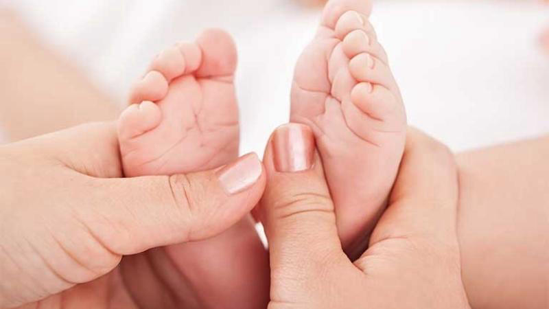 Xoa dầu lên lòng bàn chân để bảo vệ bé khỏi bị cảm lạnh