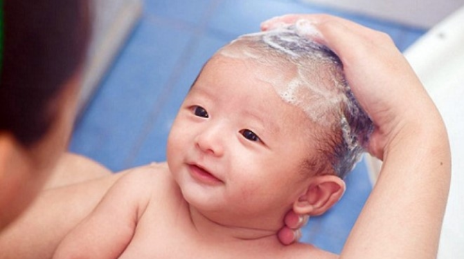 tắm cho bé đúng cách khi sốt để phát huy được hiệu quả