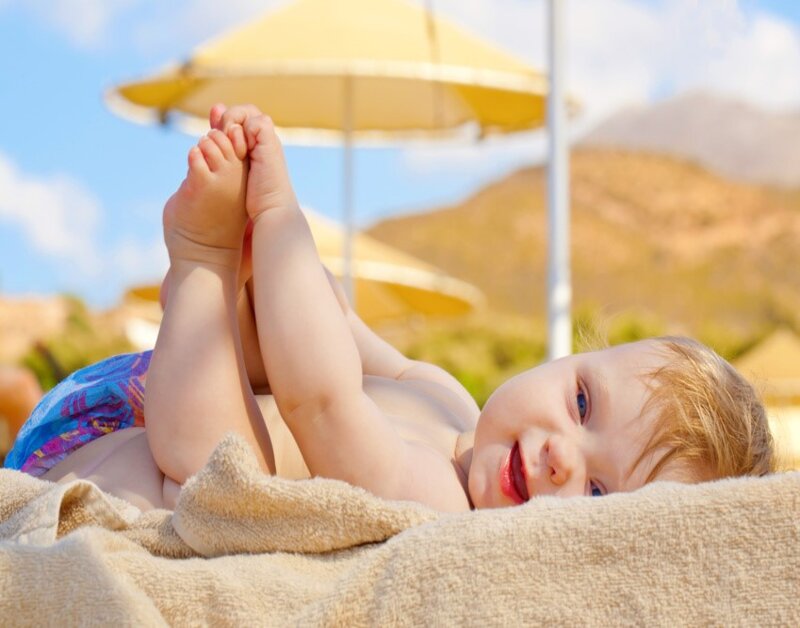 Nên tắm nắng cho bé để bé có thể hấp thu vitamin D