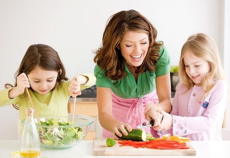 Cho bé tập nấu ăn cùng bố mẹ Cho bé tập nấu ăn cùng bố mẹ