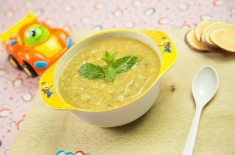 Phần cháo có màu vàng nhạt óng ánh của khoai lang Phần cháo có màu vàng nhạt óng ánh của khoai lang