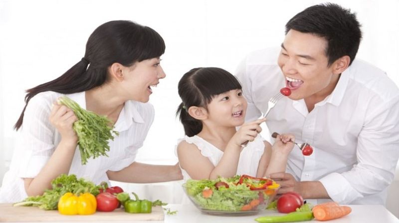 Hãy là tấm gương ăn rau trước bé Hãy là tấm gương ăn rau trước bé