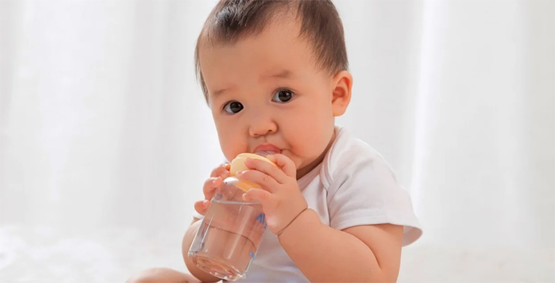 Hãy cho bé uống nước sau khi bé trên 6 tháng tuổi