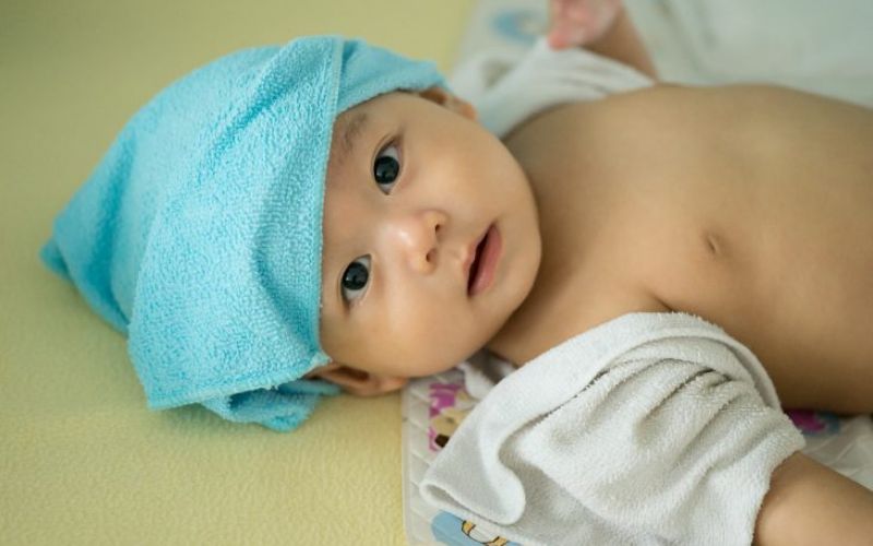 Chườm ấm để hạ sốt cho bé mọc răng