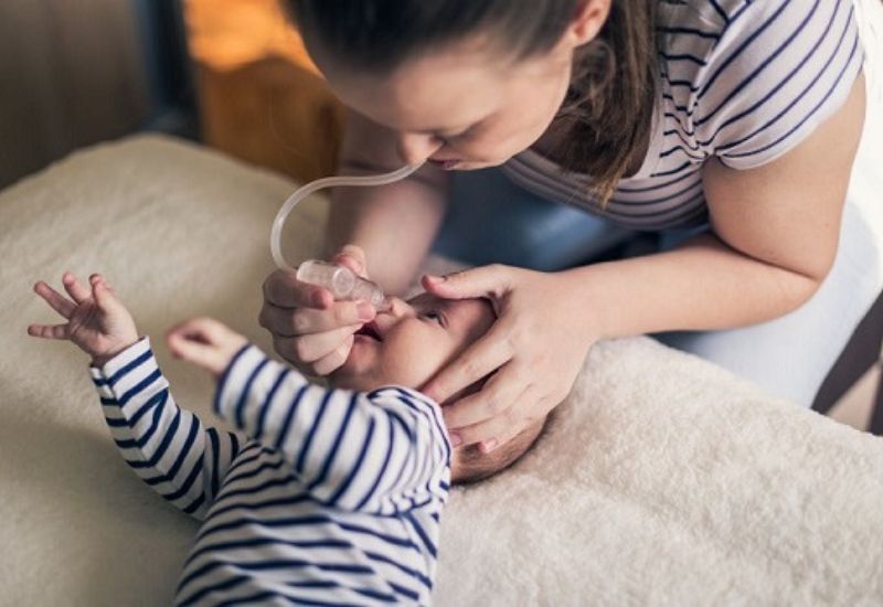 Hướng dẫn chi tiết cách hút mũi cho trẻ đối với dụng cụ hình chữ U