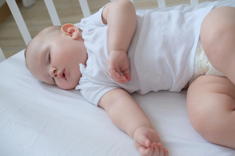 Nằm nghiêng không phải là một tư thế an toàn dành cho bé