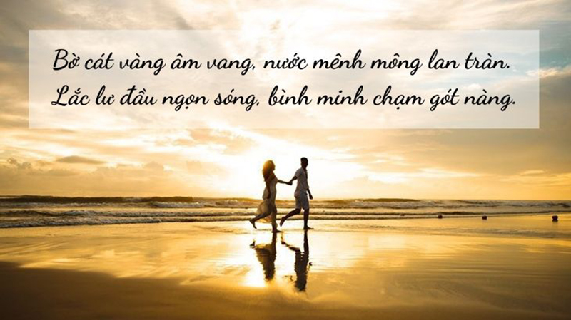Bờ cát vàng âm vang, nước mênh mông lan tràn. Lắc lư đầu ngọn sóng, bình minh chạm gót nàng.