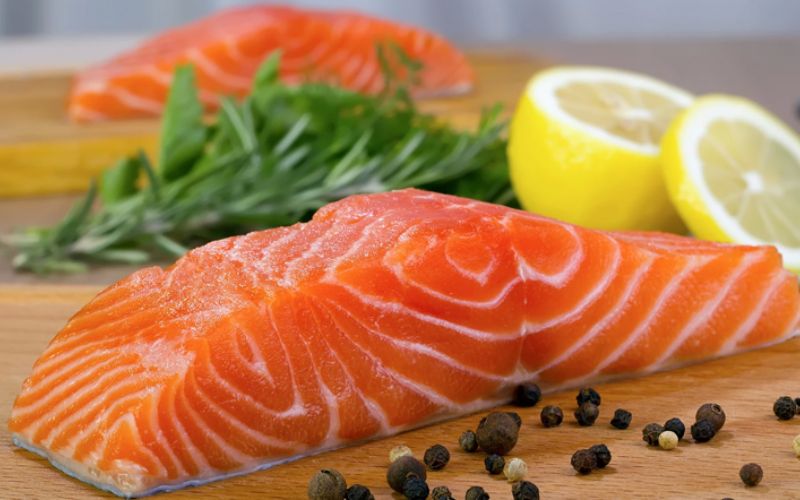Chế biến cá hồi phi lê