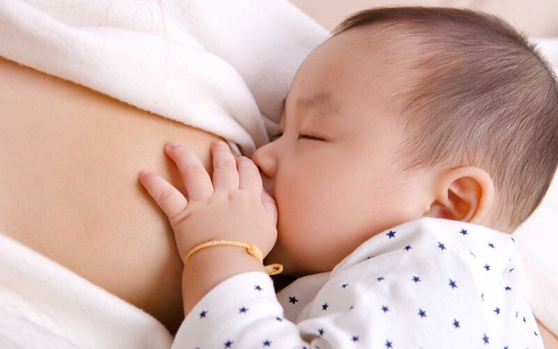 Cho con bú để giảm cân cho mẹ sau sinh