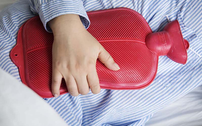 Điều trị đau bụng bằng cách chườm túi nước nóng