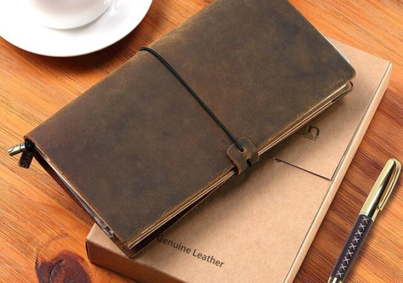 Sổ tay là món vật dụng vô cùng hữu ích mà bạn có thể gửi tặng đến cô nhân ngày 20/11