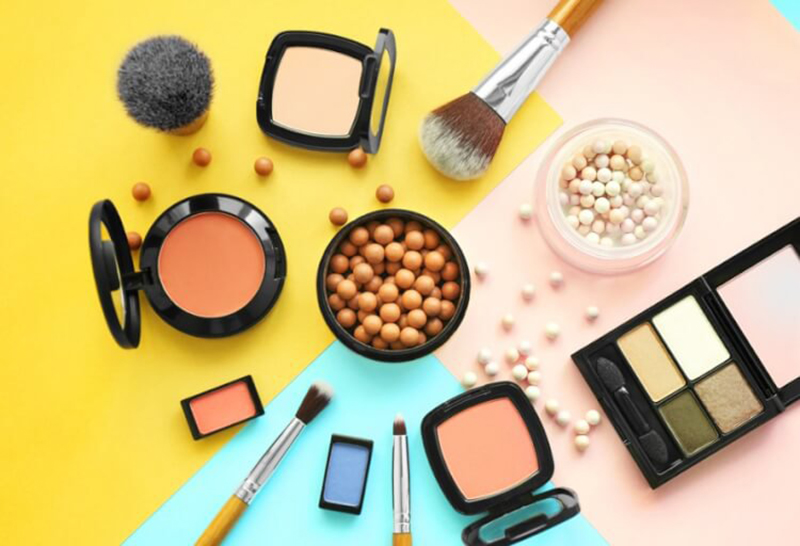 Bạn có thể lựa chọn những món đồ trang điểm, mỹ phẩm để tặng cô giáo