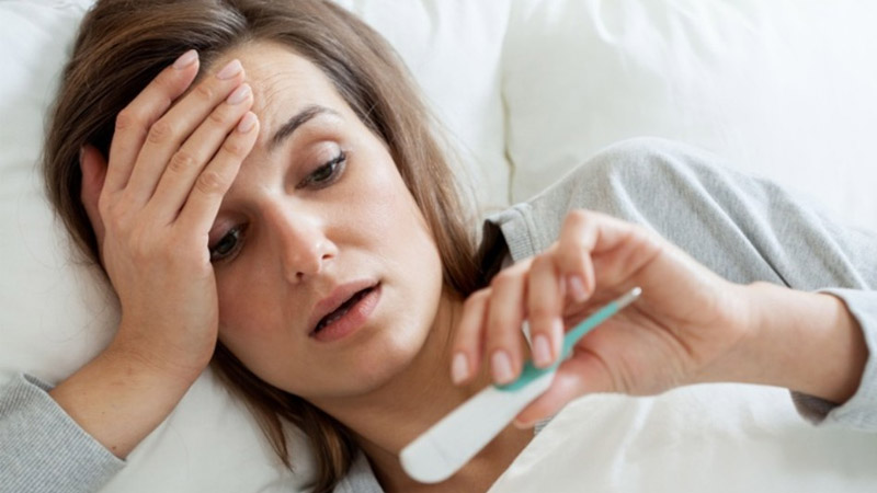 Mẹ bị sốt quá cao trên 39,5 độ không nên cho con bú
