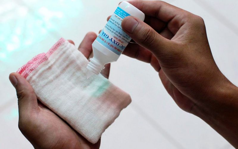 Khắc phục áo bị lem màu bằng oxy già