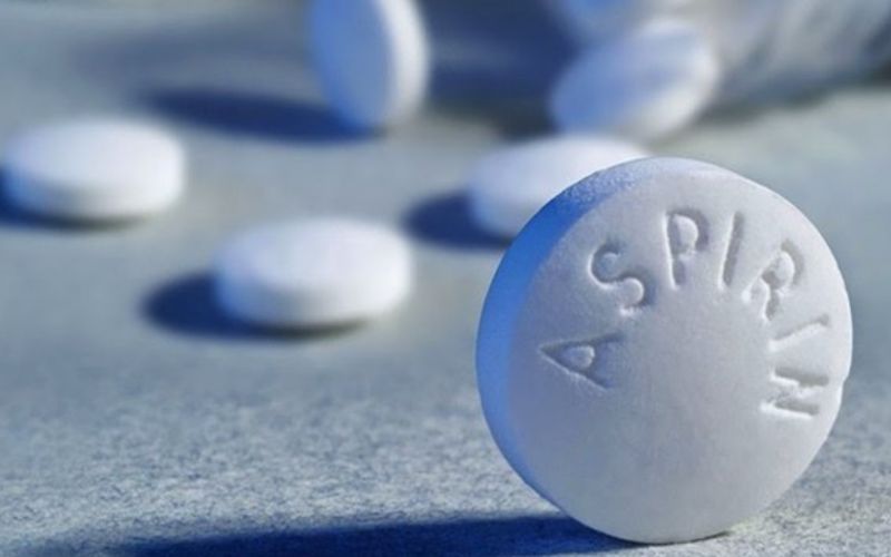 Khắc phục áo bị lem màu bằng thuốc Aspirin