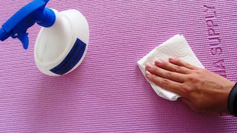 Lau và cất thảm trước và sau khi sử dụng