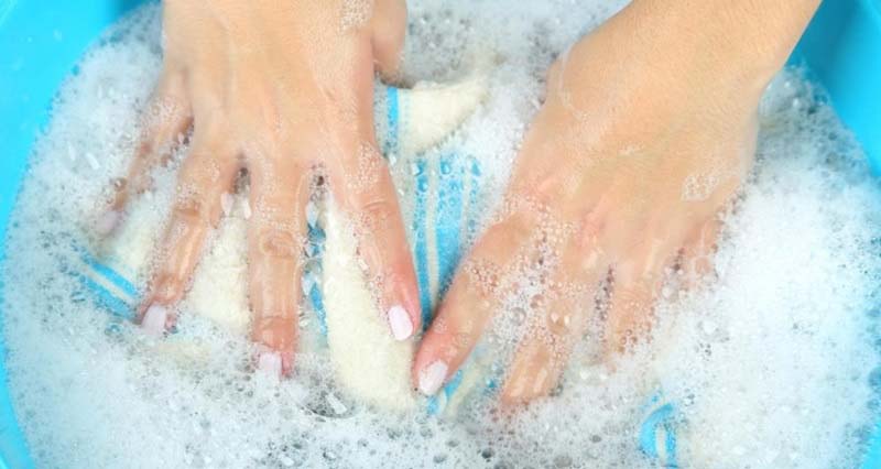 Trong quá trình giặt, không nên ngâm quá lâu trong bột giặt hoặc chất tẩy