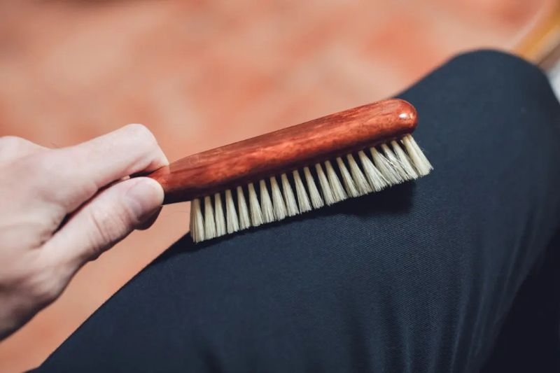 Sử dụng bàn chải từ trên xuống Sử dụng bàn chải quần áo từ trên xuống