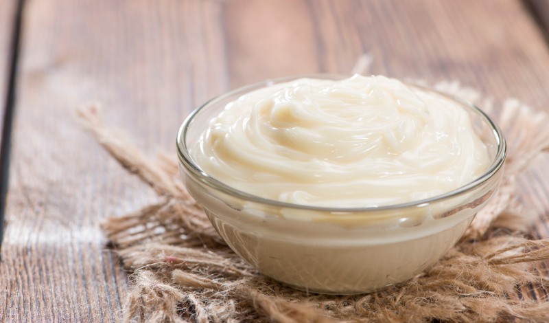 Mayonnaise cũng là một chất tẩy kẹo cao su bám trên quần áo hiệu quả