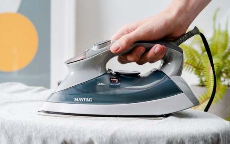 Tẩy hình in trên áo thun bằng an ủi và khăn ướt