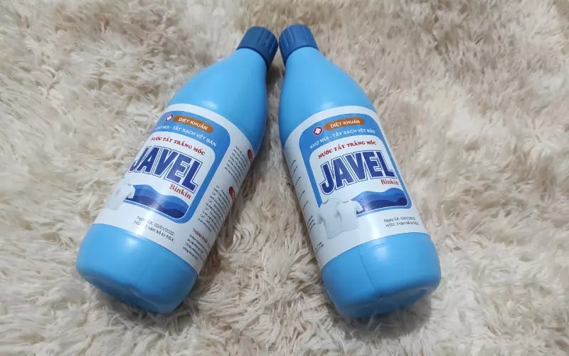 Sử dụng thuốc tẩy (nước Javen)