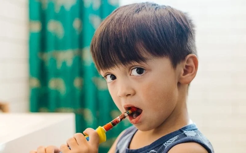 Vì sao nên mua bàn chải chữ U cho bé?