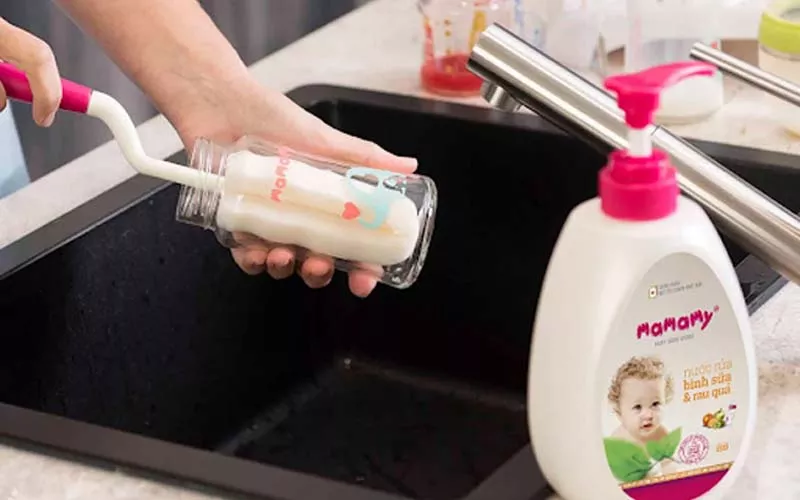 Dùng các loại nước rửa bình sữa chuyên dụng