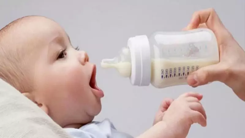 Mẹ nên hỗ trợ bé gỡ bỏ núm vú