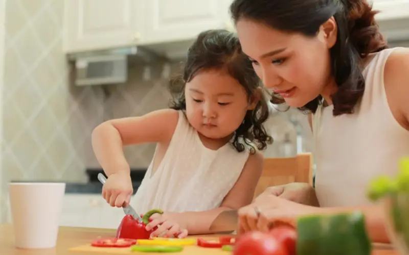 Cho con tham gia chuẩn bị bữa ăn