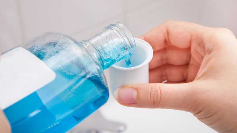 Dùng nước súc miệng