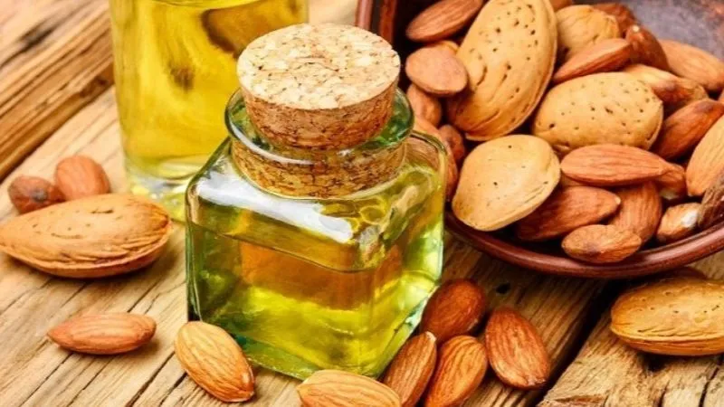 Dưỡng mi bằng dầu oliu và dầu hạnh nhân
