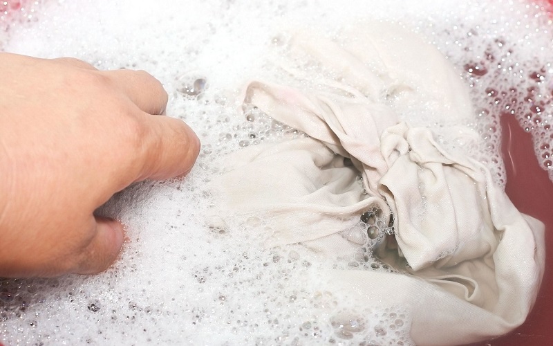 Ngâm bộ quần áo thể thao trước khi giặt