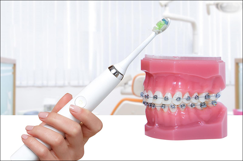 Súc miệng lại bằng nước sẽ giúp làm trôi hết các vụn thức ăn 