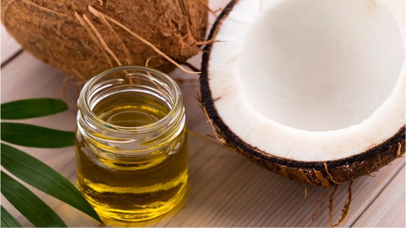 Dùng dầu dừa để khóa kéo hết bị rít