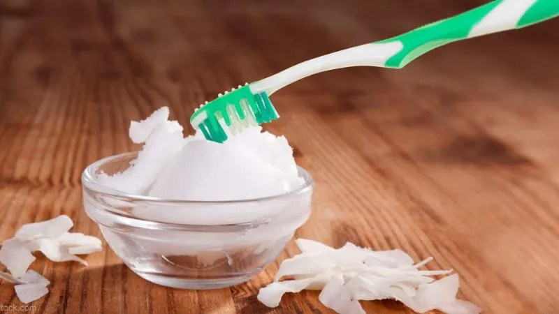 Tẩy lông chân bằng kem đánh răng và muối