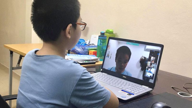 Tránh tác hại từ ánh sáng xanh của màn hình điện thoại, máy tính