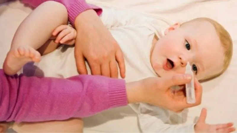 Cách dùng nước muối sinh lý nhỏ mũi cho trẻ sơ sinh