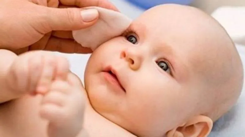 Cách dùng nước muối sinh lý nhỏ mắt cho trẻ sơ sinh