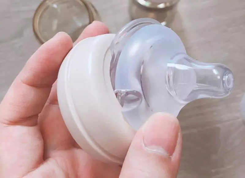 Không tháo rời núm vú khỏi bình khi vệ sinh